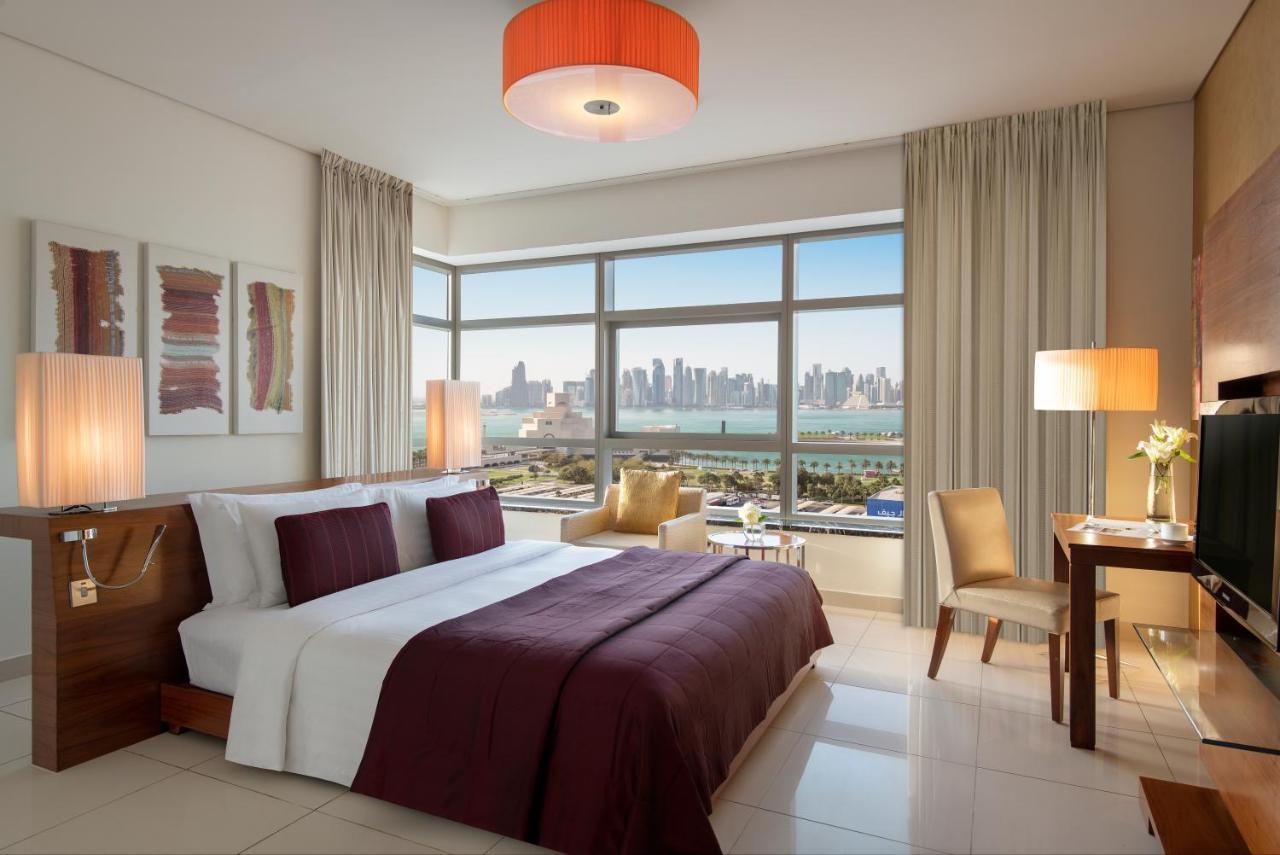 ฟราเซอร์ สวีทส์ โดฮา Aparthotel ภายนอก รูปภาพ A bedroom at the hotel