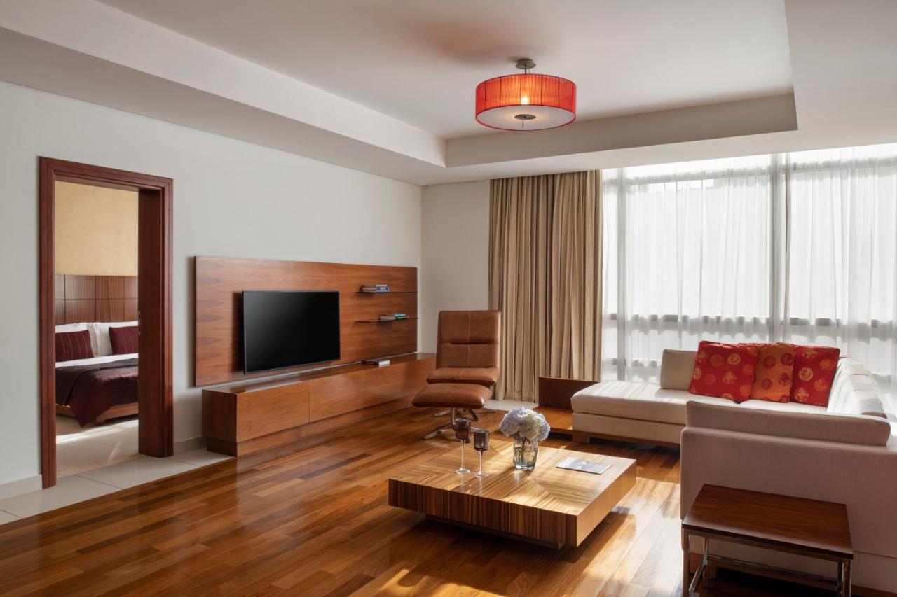 ฟราเซอร์ สวีทส์ โดฮา Aparthotel ภายนอก รูปภาพ A living room in a suite at the hotel
