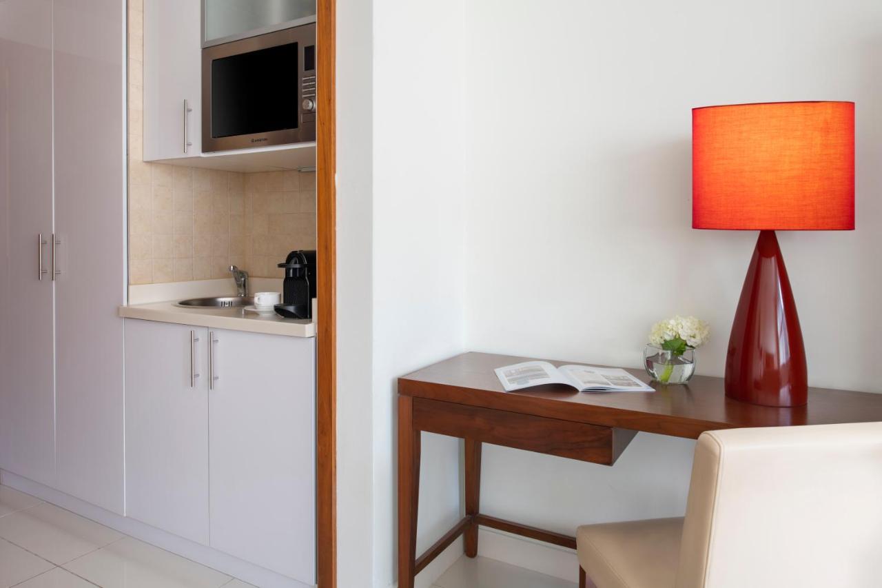 ฟราเซอร์ สวีทส์ โดฮา Aparthotel ภายนอก รูปภาพ A kitchenette in a hotel room